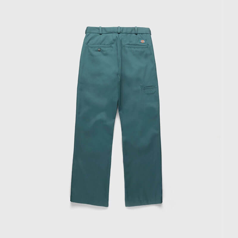 https://www.theroombarcelona.com/wp-content/uploads/2021/10/Dickies_x_Highsnobiety_Pleated_874_Work_Pants_Lincoln_Green_2.jpg