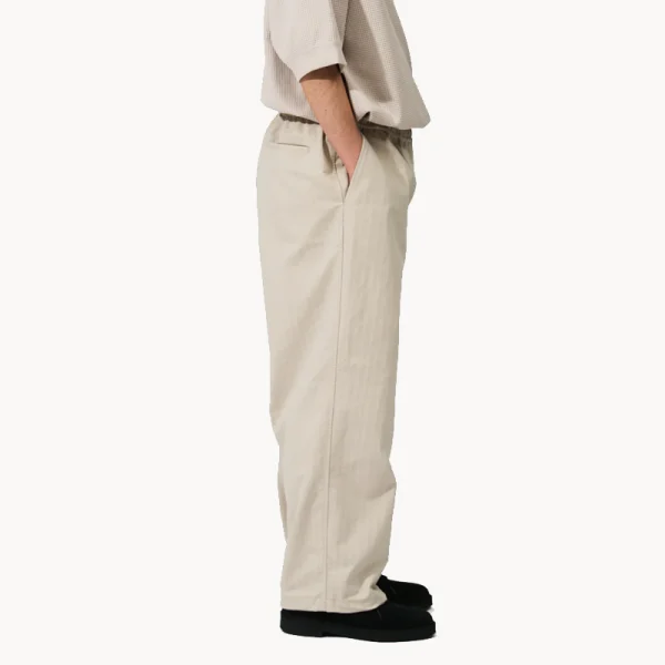 DAIWA PIER39 Tech Easy Trousers Herringbone – Sage Gray