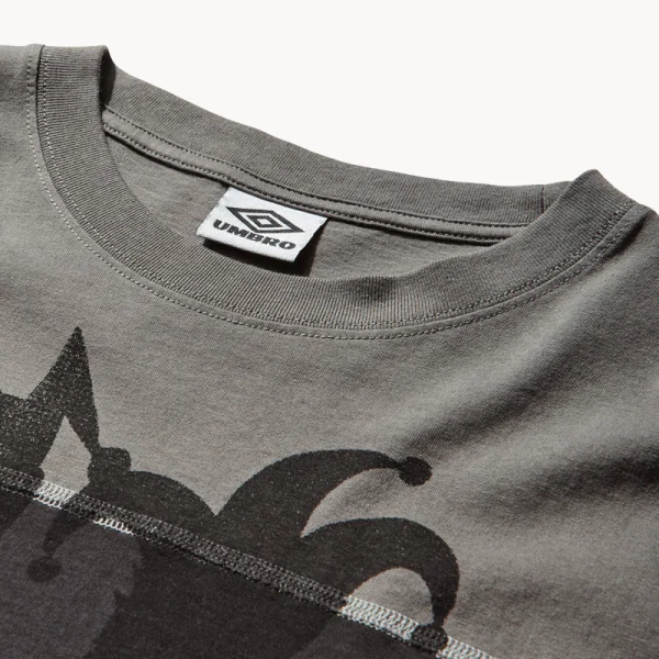 UMBRO Players Tee – Washed Black Smock Grey